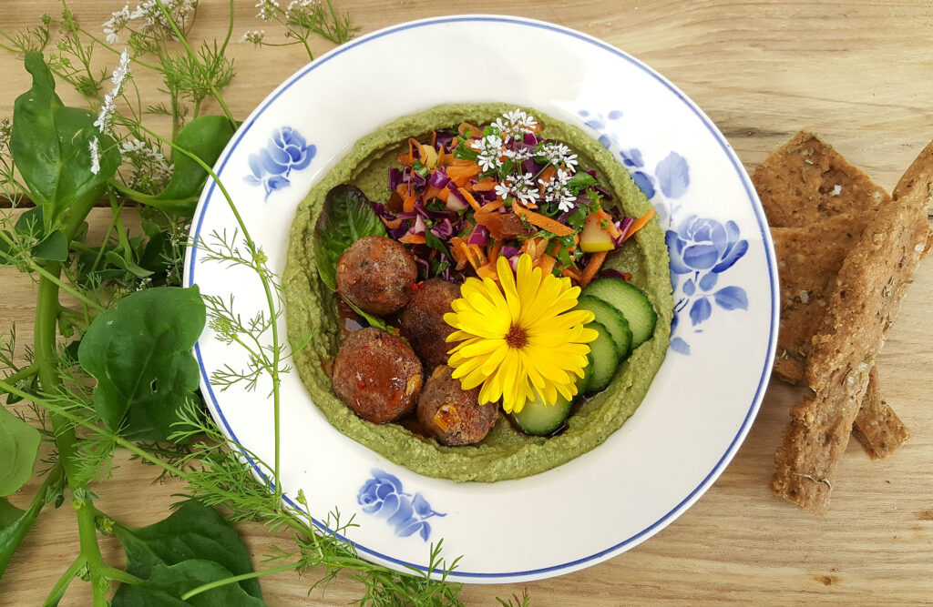 Grøn hummustallerken med kålsalat og koftas