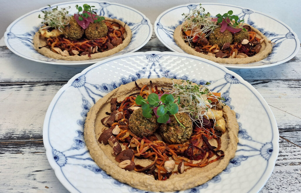 Hummustallerken med rodfrugterede og falafler