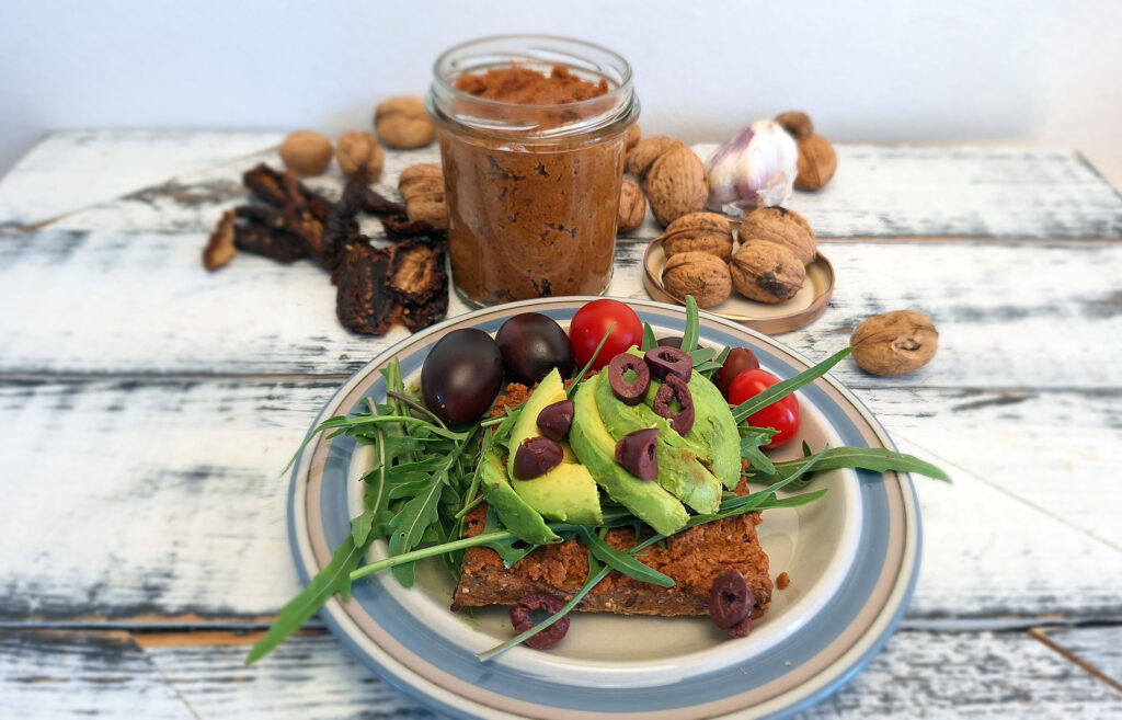 Pesto med soltørrede tomater og valnødder